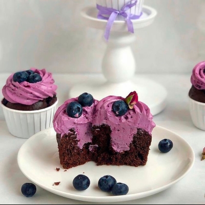 Шоколадные капкейки с чёрной смородиной