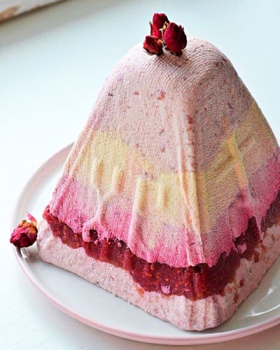 Творожная пасха с карамелью и малиной Творожная пасха с карамелью и малиной